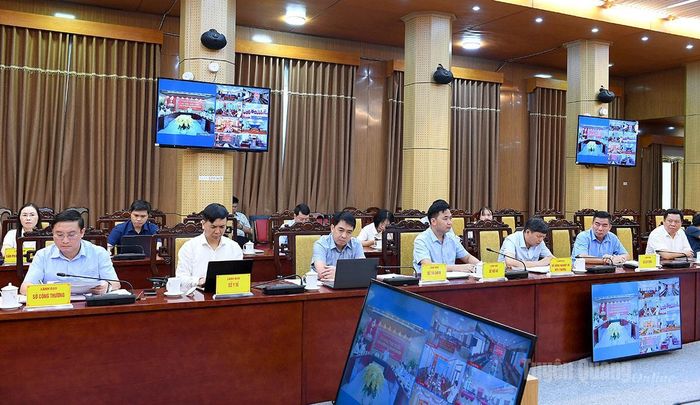 Lãnh đạo các sở, ngành dự hội nghị.