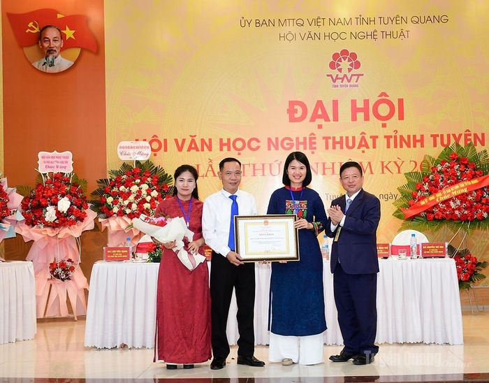 Lãnh đạo Liên hiệp các Hội Văn học nghệ thuật Việt Nam tặng Bằng khen cho Hội Văn học Nghệ thuật tỉnh Tuyên Quang.