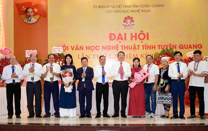 Đại biểu tặng hoa chúc mừng Ban Chấp hành Hội Văn học Nghệ thuật tỉnh Tuyên Quang, khóa I, nhiệm kỳ 2026-2031.