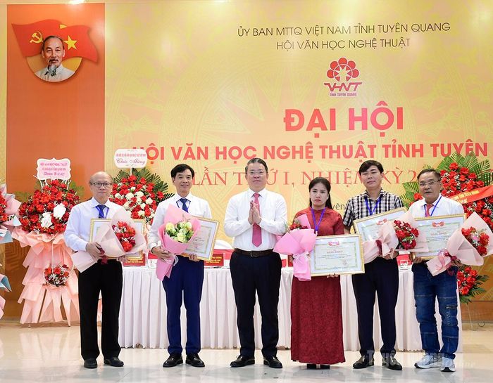 Đồng chí Trần Mạnh Lợi, Ủy viên Ban Thường vụ Tỉnh ủy, Trưởng ban Tuyên giáo và Dân vận trao Bằng khen cho các tập thể.