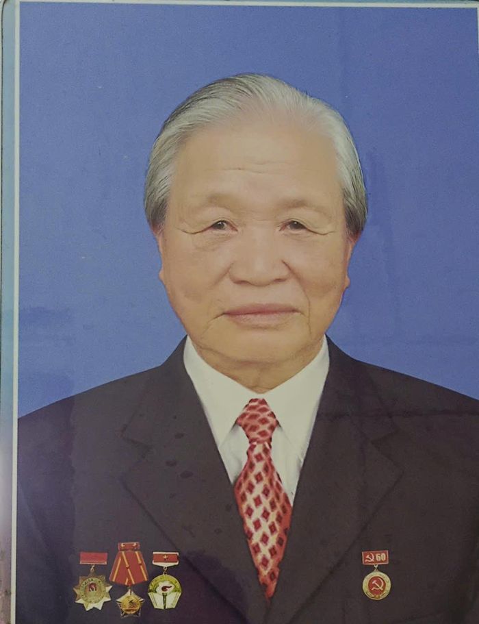 Nhà thơ Túc Văn