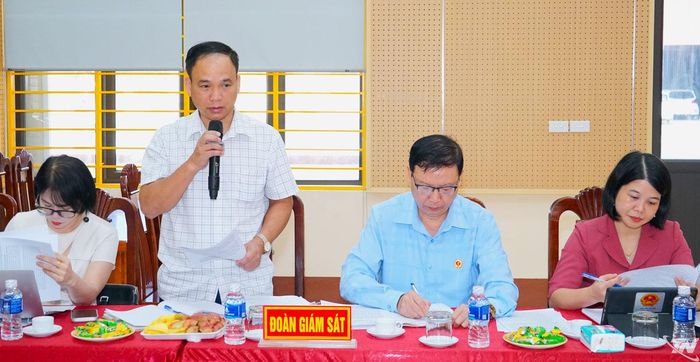 Thành viên Đoàn giám sát đặt câu hỏi tại Hội nghị. 