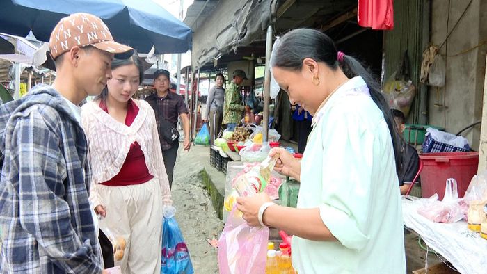 Người dân mua xăng được bán lẻ tại chợ.
