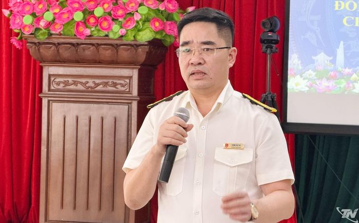 Đại diện Thuế cơ sở 3 tỉnh Thái Nguyên giải đáp thắc mắc của các hộ kinh doanh.