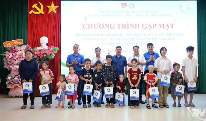 Tặng quà trẻ em có hoàn cảnh khó khăn.