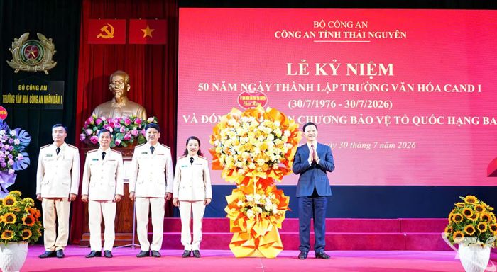 Đồng chí Chủ tịch UBND tỉnh tặng hoa chúc mừng Nhà trường.