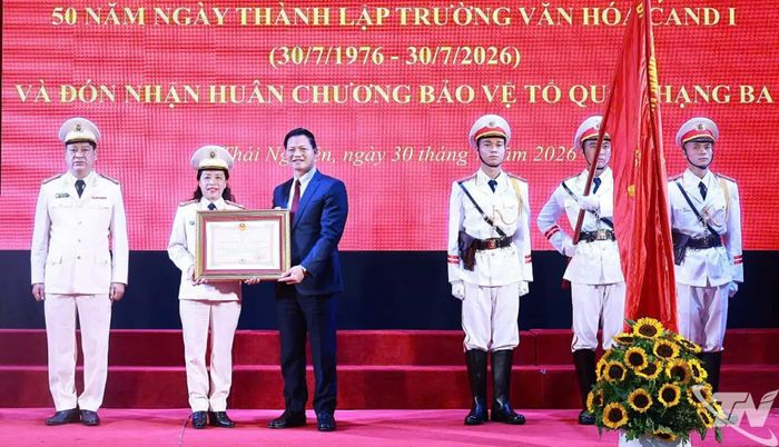Nhân dịp kỷ niệm 50 năm Ngày thành lập, Trường Văn hóa Công an nhân dân I vinh dự đón nhận Huân chương Bảo vệ Tổ quốc hạng Ba.