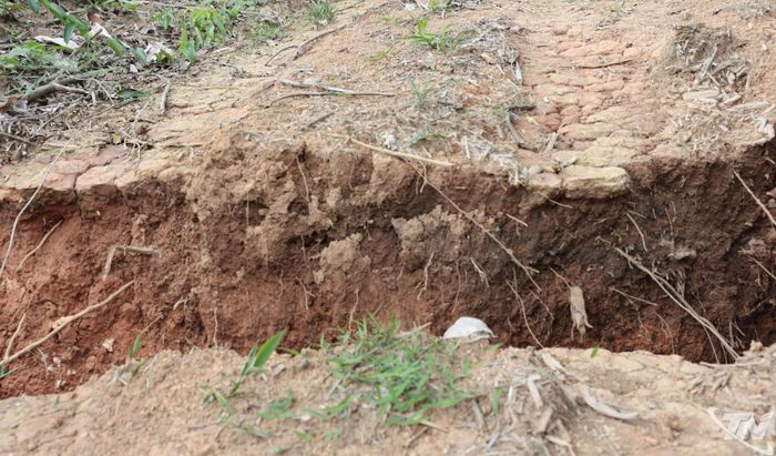 Vết nứt dài khoảng 70m, nơi rộng nhất khoảng 40cm.