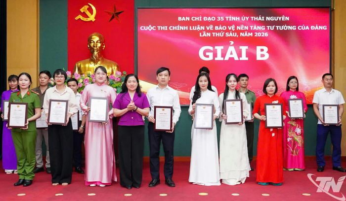 Đồng chí Đỗ Thị Minh Hoa trao giải B cho các tác giả, đại diện nhóm tác giả.