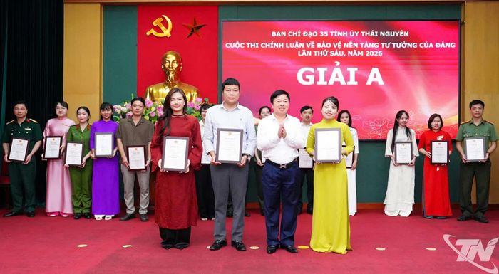 Đồng chí Bùi Văn Lương trao giải A cho các tác giả, đại diện nhóm tác giả.