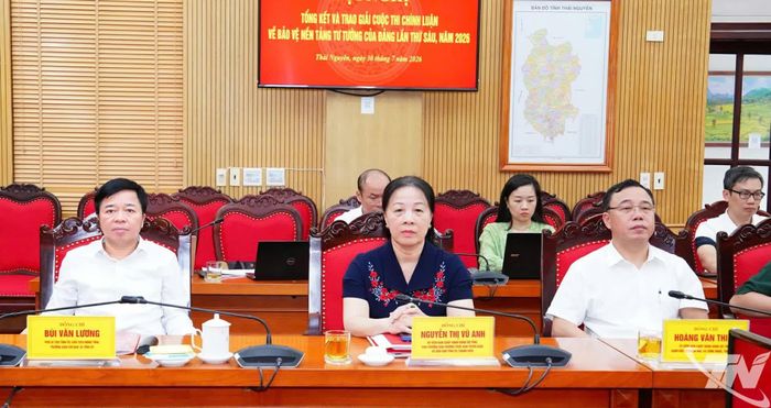 Đồng chí Bùi Văn Lương và các đại biểu dự Hội nghị tổng kết, trao giải Cuộc thi.