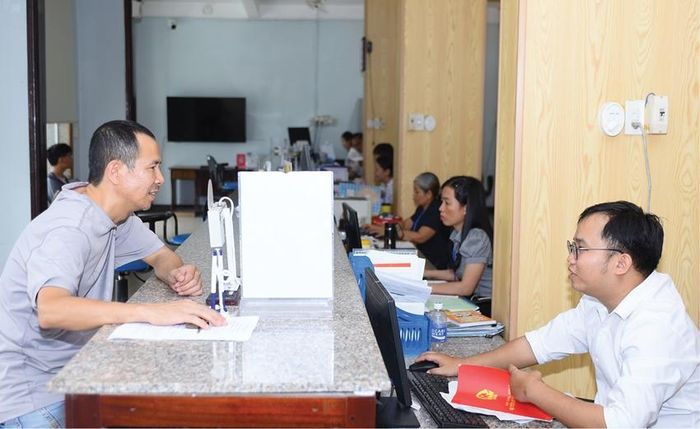 Người dân đến giải quyết thủ tục hành chính tại Trung tâm Phục vụ hành chính công xã Khe Tre.