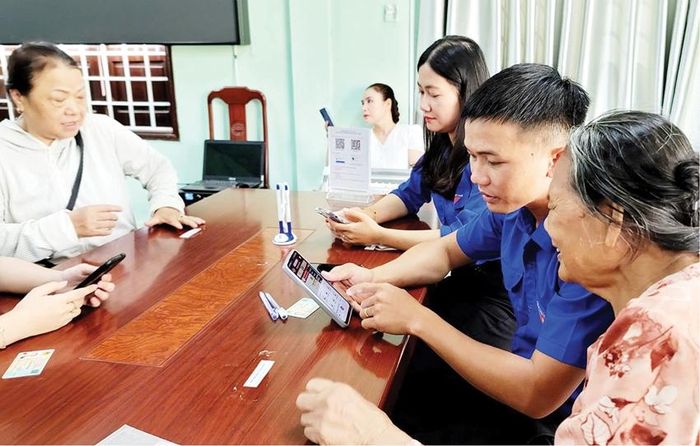 Người dân được hướng dẫn cài đặt, sử dụng các dịch vụ trên điện thoại thông minh để làm thủ tục hành chính.