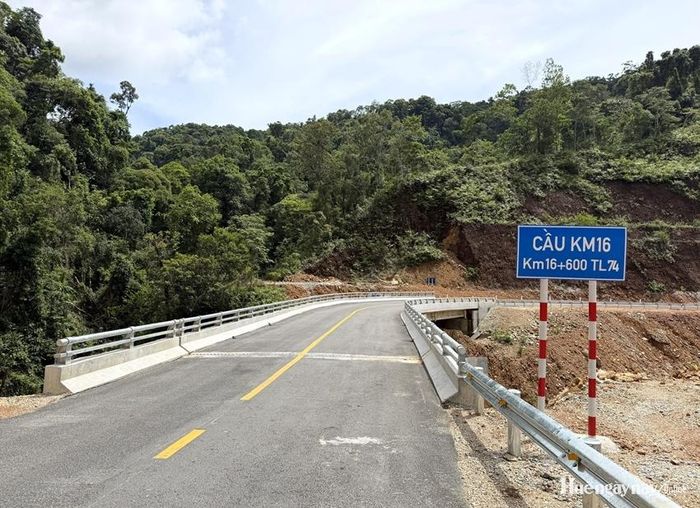  Một trong 3 cây cầu mới được sửa chữa, xây dựng hiện đại, giúp bảo đảm giao thông thông suốt trong điều kiện thời tiết khắc nghiệt. 