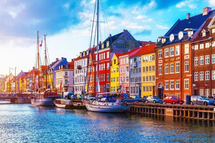 Copenhagen nổi bật với những ngôi nhà ven kênh đầy màu sắc