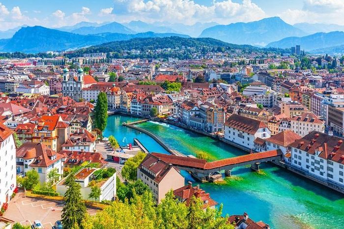 Lucerne mang vẻ đẹp cổ kính bên hồ và dãy Alps