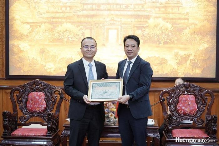Phó Chủ tịch UBND thành phố Trần Hữu Thùy Giang tặng quà lưu niệm cho ông Trần Thụy sau buổi tiếp.