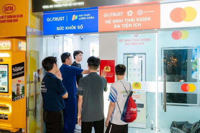 Người dân trải nghiệm tiện ích y tế số tại Trạm Công dân số tại phố đi bộ Nguyễn Huệ.
