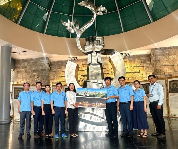 Đại diện công ty tri ân tăng quà tại Trung tâm bảo tồn Di tích Quốc Gia Côn Đảo.