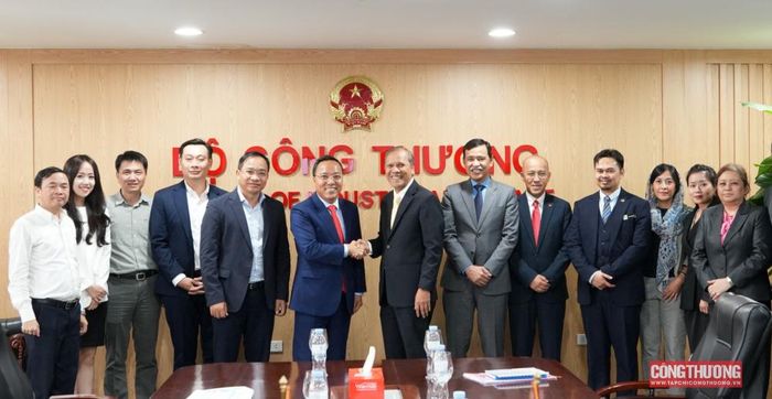 Kết thúc buổi làm việc, Thứ trưởng Nguyễn Hoàng Long mong rằng hai bên sẽ tiếp tục hợp tác chặt chẽ để thúc đẩy quan hệ kinh tế, thương mại và đầu tư tương xứng với tiềm năng của cả hai bên.
