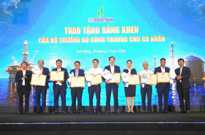 Giám đốc Nguyễn Duyên Cường nhận Bằng khen của Bộ trưởng Bộ Công Thương dành cho cá nhân. (ảnh: PVNDB)