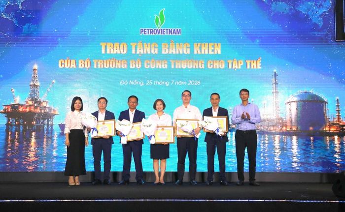Phó Giám đốc Nguyễn Dương Quang đại diện PVNDB nhận Bằng khen của Bộ Công Thương dành cho tập thể PVNDB. (ảnh: PVNDB)