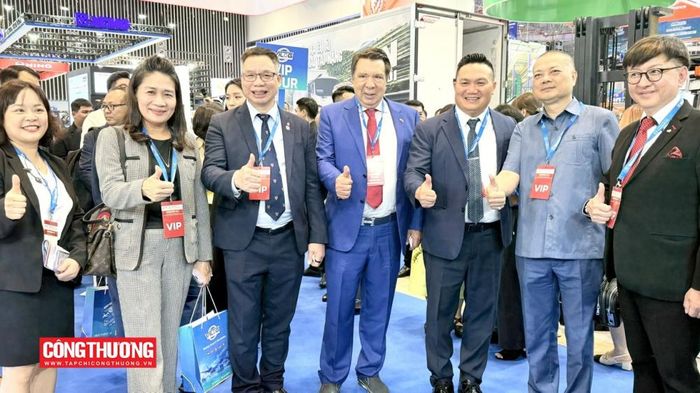 Triển lãm VILOG 2026 quy tụ tới 450 doanh nghiệp từ 22 quốc gia và vùng lãnh thổ với hơn 550 gian hàng, trưng bày những giải pháp tiên tiến từ robot kho hàng, xe nâng điện, hệ thống tự động hóa cho đến chuỗi lạnh.