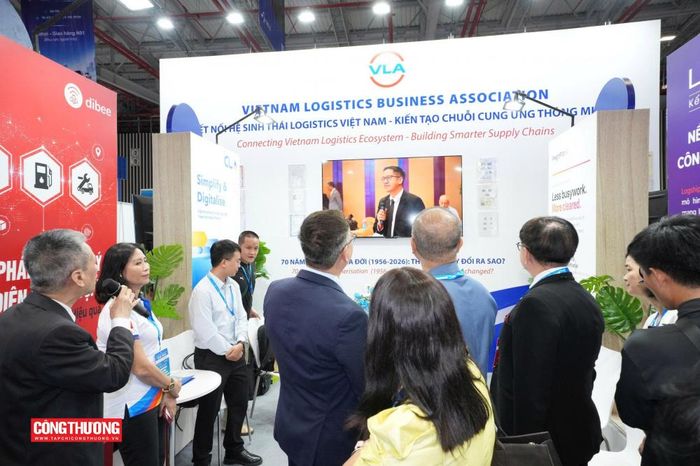 Khu gian hàng của Hiệp hội Doanh nghiệp Dịch vụ Logistics Việt Nam (VLA) với chủ đề Kết nối hệ sinh thái Logistics Việt Nam - Kiến tạo chuỗi cung ứng thông minh.