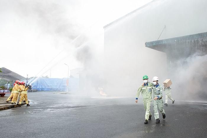 Các mũi chữa cháy phối hợp phun nước, ngăn cháy lan và tạo điều kiện cho lực lượng cứu nạn tiếp cận khu vực có người mắc kẹt trong tình huống diễn tập.