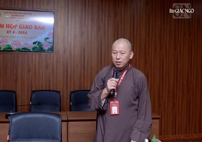 Thượng tọa Thích Minh Nhẫn báo cáo công tác hỗ trợ các đơn vị Phật giáo tỉnh thành khu vực phía Nam tổ chức Đại hội nhiệm kỳ mới