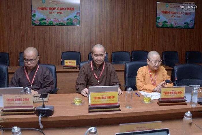 Chư tôn đức Tăng Ni cán bộ Văn phòng II Trung ương tham dự họp