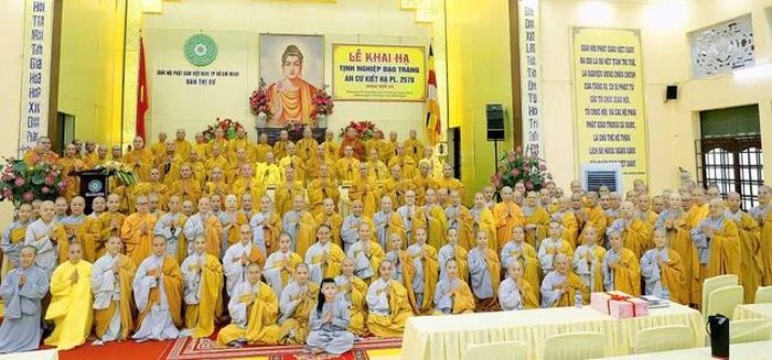 Các hành giả chụp hình lưu niệm cùng chư tôn đức trong phái đoàn Ban Thường trực Ban Trị sự TP.HCM
