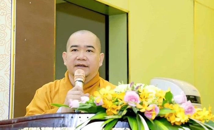Đại đức Thích Thiện Hưng báo cáo nội dung, tình hình tu học của các hành giả khu vực Bình Dương