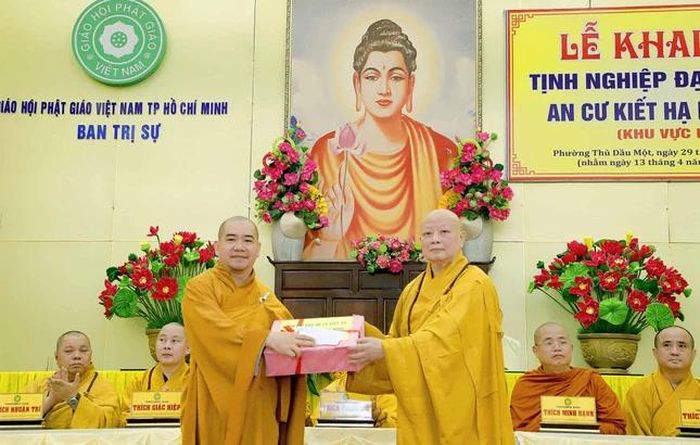 Trao phẩm vật cúng dường