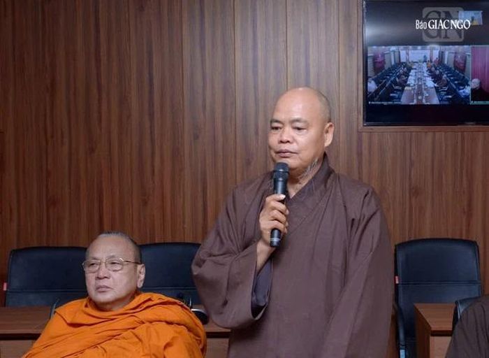 Thượng tọa Thích Thanh Phong trình bày các hoạt động của Ban Kinh tế - Hậu cần, Lưu trú