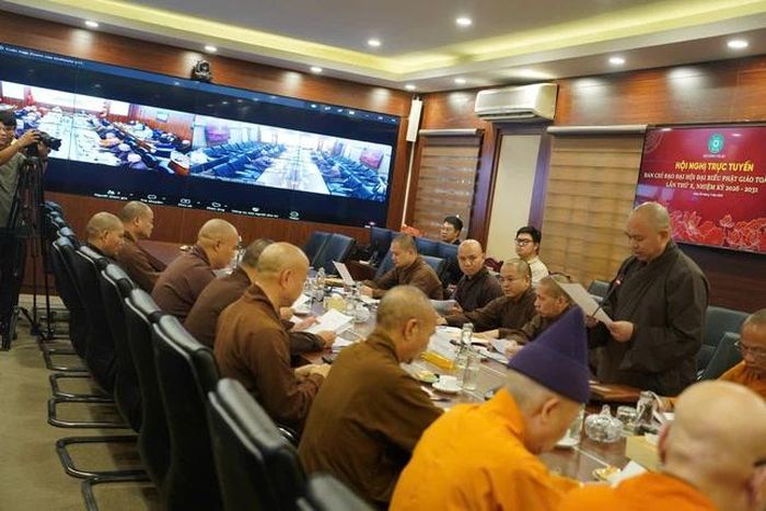 Chư tôn đức tại đầu cầu chùa Quán Sứ, Hà Nội - Ảnh: Cẩm Vân