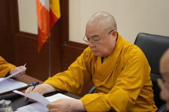 Trưởng lão Hòa thượng Thích Thanh Nhiễu tại đầu cầu Hà Nội