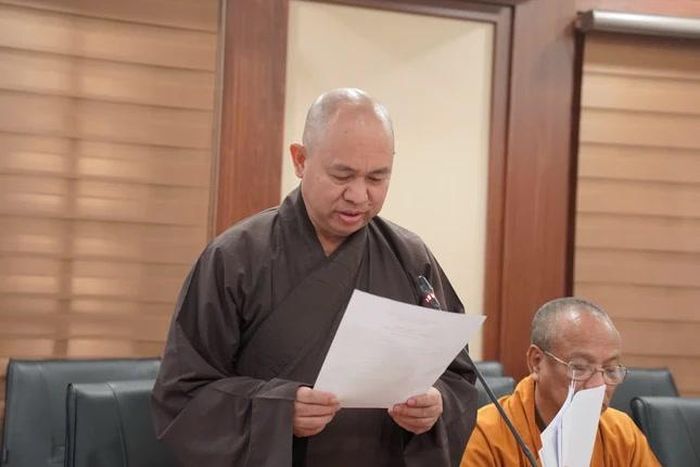 Thượng tọa Thích Đức Thiện điều phối chương trình buổi họp trực tuyến
