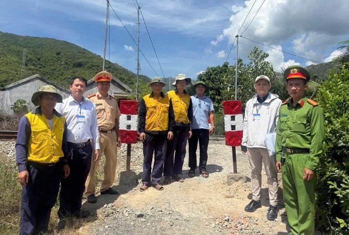 Các lối đi tự mở qua đường sắt tại xã Nam Ninh Hòa được rào, thu hẹp.