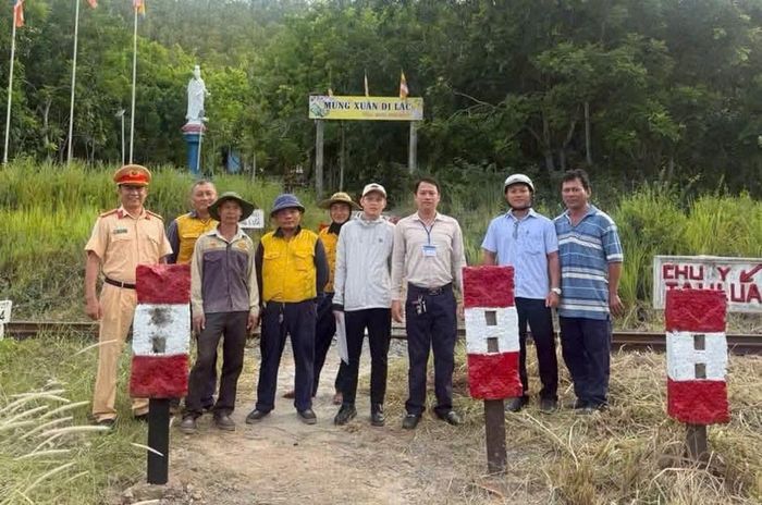Lực lượng chức năng rào, thu hẹp lối đi tự mở qua đường sắt tại xã Nam Ninh Hòa.