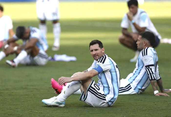 Messi cùng đồng đội thất thần sau trận thua Tây Ban Nha. 