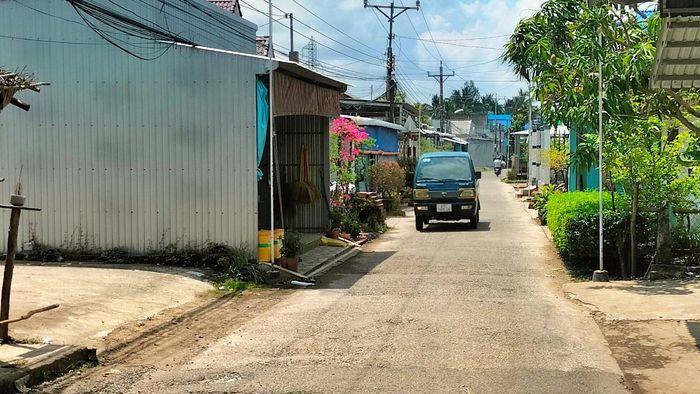 Đường giao thông nông thôn dẫn vào khu vực có đông đồng bào dân tộc thiểu số sinh sống, kết nối liền ấp, liền xã thuộc địa bàn xã Hồng Dân (tỉnh Cà Mau).