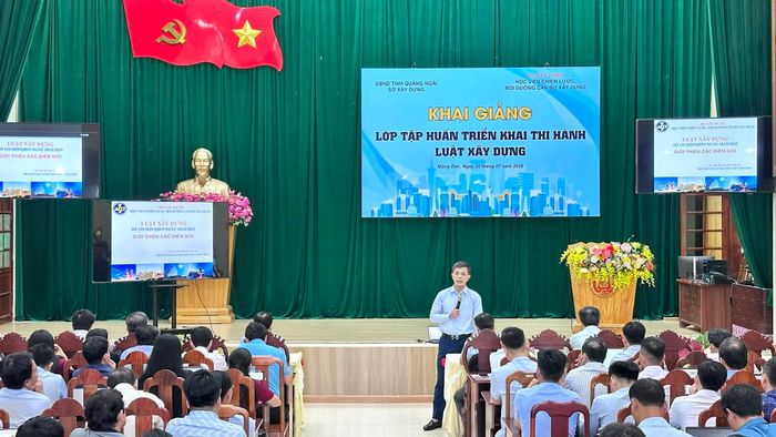 Giảng viên Viện Đào tạo, bồi dưỡng cán bộ xây dựng (Bộ Xây dựng) trực tiếp đứng lớp, cung cấp nhiều thông tin mới, giải đáp các thắc mắc cho học viên.
