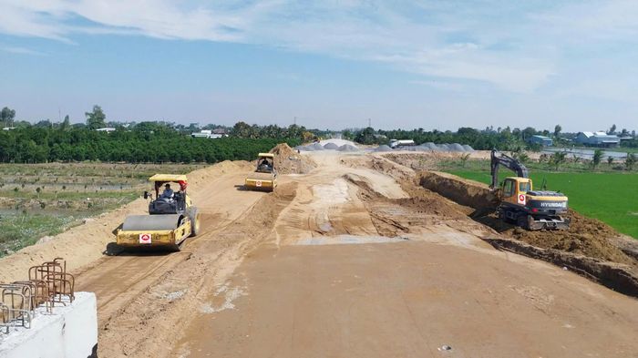 Thi công cao tốc khu vực ĐBCSL.