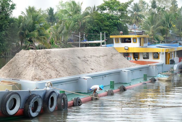Cát biển được đưa về thi công cao tốc Châu Đốc - Cần Thơ - Sóc Trăng.