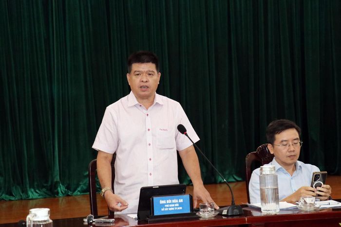 Ông Bùi Hòa An, Phó giám đốc Sở Xây dựng TP.HCM yêu cầu nâng cao chất lượng dịch vụ và bảo đảm xe buýt đúng giờ.