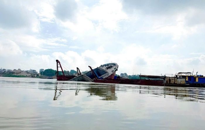 Tàu thủy HY0693 bị đứt dây neo và chìm trên sông Lô, đoạn qua phường Thanh Miếu đã được trục vớt thành công.