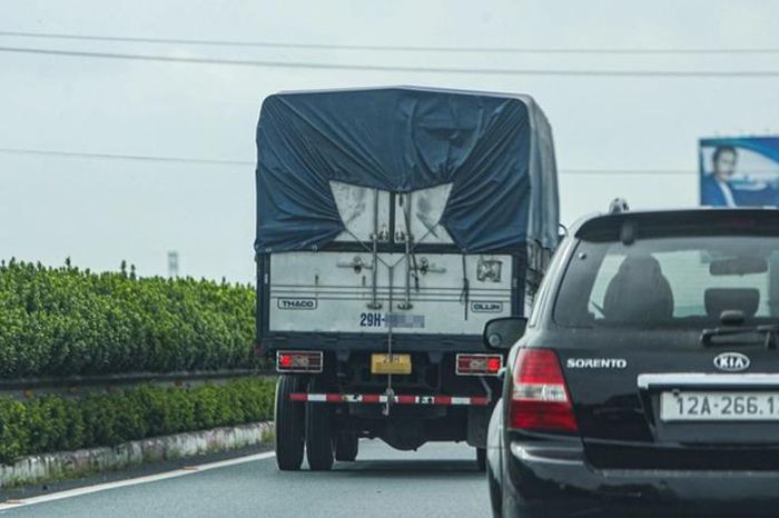 Tình trạng phương tiện bám làn trái suốt quãng đường dài trên cao tốc không hề hiếm.