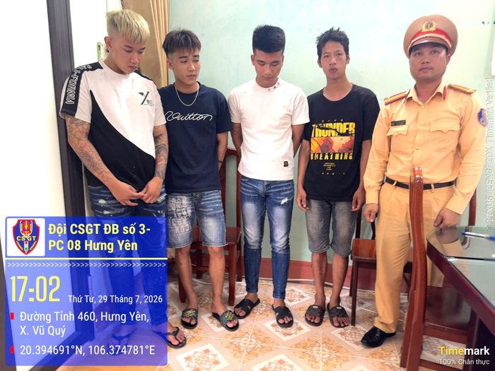 Các đối tượng liên quan vụ việc tại cơ quan Công an sau khi được Đội CSGT đường bộ số 3 Công an tỉnh Hưng Yên phối hợp Công an xã Vũ Quý triệu tập.