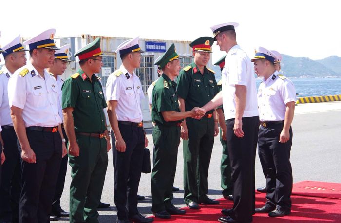 Bộ đội Biên phòng tỉnh Khánh Hòa đón, chào đoàn Biên đội tàu Hải quân Nga. (Ảnh: BPKH).